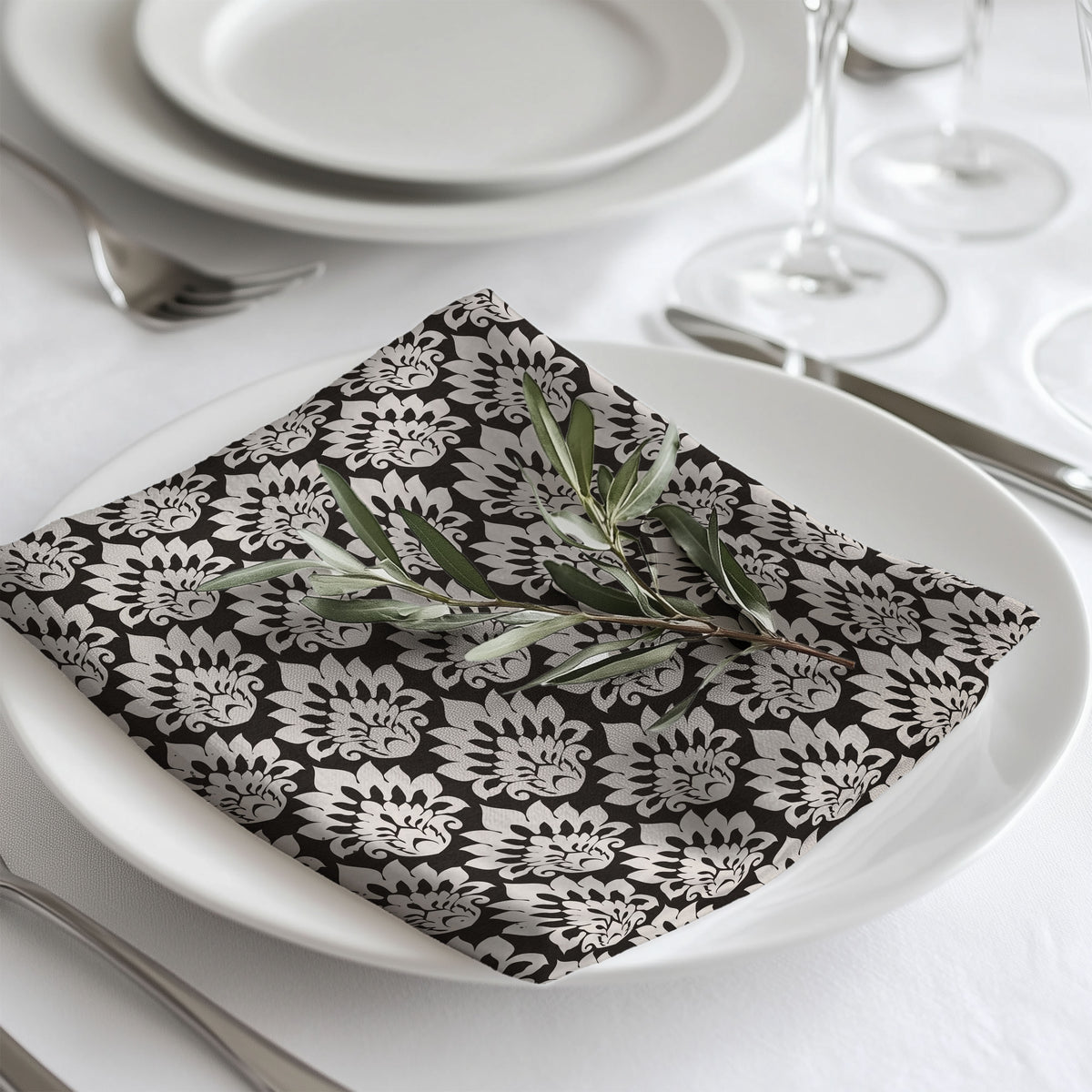 Damask Floral Napkin Set (4) — Black & Cream Decorative Cloth Napkins